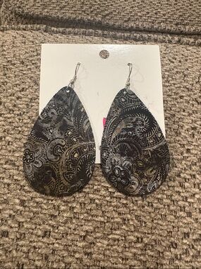 2 pair leather earrings- black & gold and black & silver